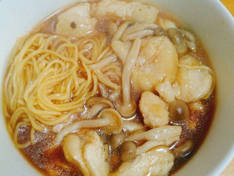 ガーリックチキンとしめじの醤油ラーメン